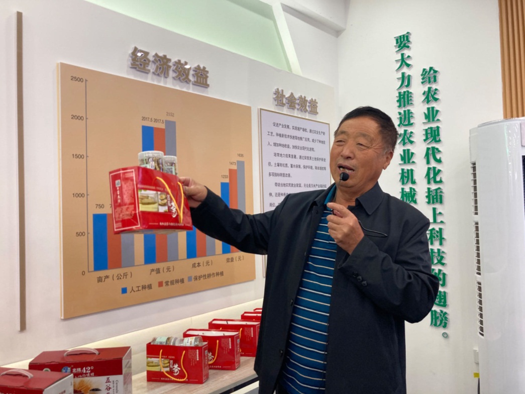 趙玉國在介紹合作社的產(chǎn)品。人民網(wǎng)記者 孝媛攝