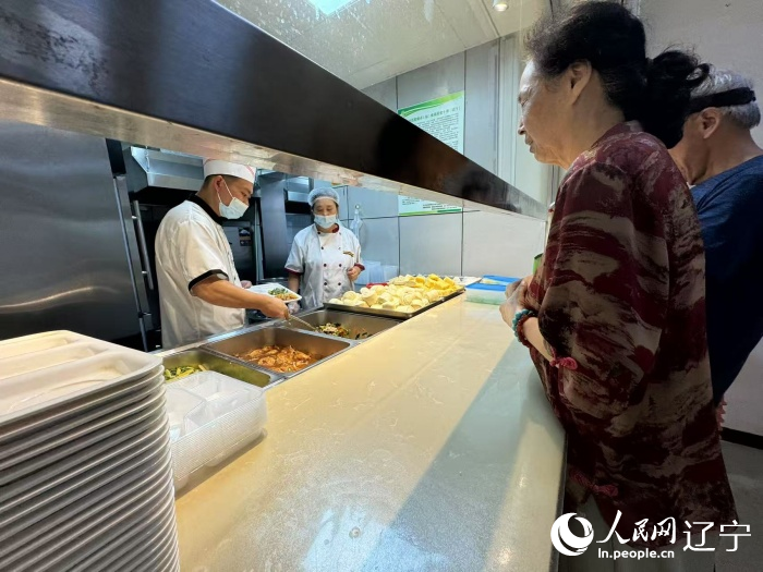 牡丹社區的養老服務中心每天有300余人次就餐。人民網記者 湯龍攝